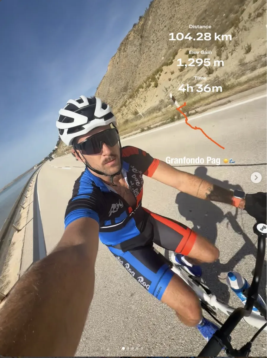 Selfie eines Rennvelofahrers auf einer Bergstrasse